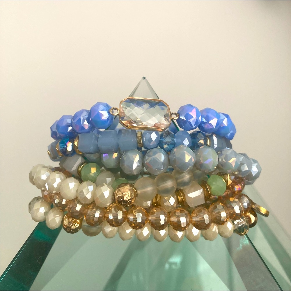 8 String Bracelets - image 1